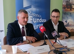 Członek zarządu Rafał Rajkowski wraz z wicestarostą Przysuchy Tomaszem Matlakiewiczem podczas konferencji prasowej