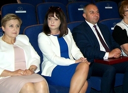 Wicemarszałek Janina Ewa Orzełowska i członek zarządu Elżbieta Lanc siedzą na widowni podczas uroczystości jubileuszowych muzeum