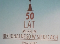 widok pierwszej strony prezentacji poświęconej 50-leciu działalności Muzeum Regionalnego w Siedlcach