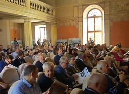 Ponad 200 osób - uczestników konferencji w płockiej Małachowiance