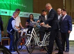 Przekazanie rowerów zwycięzcom zawodów, fot. portal Co za dzień
