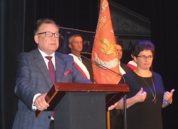 marszałek Adam Struzik przy mównicy, obok przedstawiciele ośrodka w Radomiu