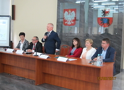 przemawia starosta węgrowski, obok siedzą reprezentanci powiatu i województwa