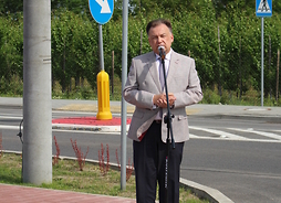 Marszałek Adam Struzik przemawia podczas otwarcia zmodernizowanego odcinak drogi w Warce