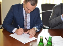 Umowę podpisuje dyrektor Marcin Wajda