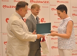 marszałek Adam Struzik wręcza nagrodę jednej ze zwyciężczyń konkursu
