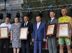 Wspólne zdjęcie przedstawicieli władz Mazowsza z wyróżnionymi dyplomami uznania