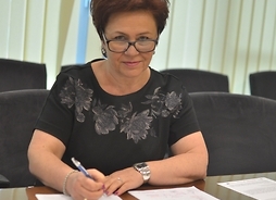 Wójt gminy Jastrzębia Elżbieta Janina Zasada podpisuje umowę na wykorzystanie produkcji energii z OZE