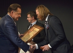 Marszałek Adam Struzik wręcza Medal Pamiątkowy dla dyrektora Mazowieckiej Jednostki Wdrażania Programów Unijnych Mariusza Frankowskiego