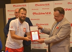 Marszałek Adam Struzik odbiera z rąk przedstawiciela klubu „Mazowsze” podziękowania w formie grawerunku