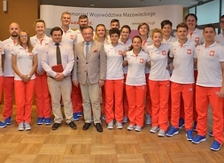 marszałek Adam Struzik razem z grupą dziewiętnastu sportowców z Mazowsza