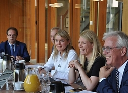 Szerokie ujęcie holenderska delegacja siedząca przy stole