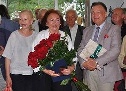 osoby stoją Katarzyna Napiórkowska trzyma kwiaty, marszałek album książkowy