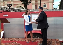 Wicemarszałek Janina Ewa Orzełowska przekazuje na ręce prezesa OSP Parysów Medal Pamiątkowy