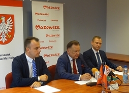 Od lewej dyrekto płockiej delegatury UMWM Tomasz Kominek, marszałek Adam Struzik i wójt Michał Szczepański