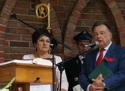 Na scenie stoją marszałek i radna wojewóztwa Wiesława Krawczyk