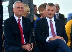 Od lewej siedzą radny Zbigniew Gołąbek i członek zarzadu Rafał Rajkowski