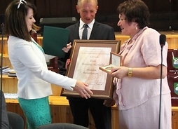wicemarszałek wręcza dyplom oprawniony burmistrz trzyma medal