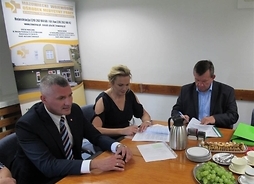 Członek zarządu Rafał Rajkowski i dyrektorzy MWOMP podpisują umowę