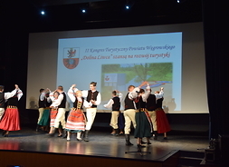 Uczestnicy kongresu obejrzeli występy młodzieżowych zespołów ludowych ze szkół prowadzonych przez powiat Węgrowski