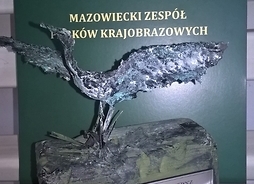 Statuetka wykonana z metalu przestawiająca ptaka