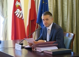 Przewodniczący Sejmiku Województwa Mazowieckiego przy stole prezydialnym