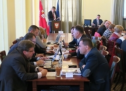 Przy mównicy radny Mirosław Augustyniak