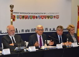 przy stole prezydialnym siedzą m.in. goście konwentu prof. Jerzy Buzek i Jan Olbracht