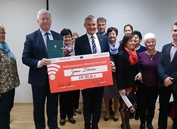 przedstawiciele samorządu województwa gminy Zakrzew stoją do wspólnego zdjęcia po sfinalizowanej umowie na nowe inwestycje