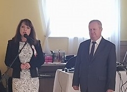 Janina Ewa Orzełowska przemawia przy mikrofonie, obok stoi wójt gminy Paprotnia Stanisław Ładziak