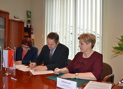 Przy wspólnym stole podpisując umowę na dofinansowanie zasiada Członek Zarządu Elżbieta Lanc , Piotr Krzysztof Osiecki oraz skarbnik Jolanta Brzóska