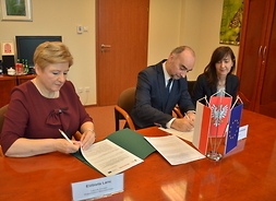 Z ramienia Województwa Mazowieckiego umowę podpisuje Członek Zarządu Elżbieta Lanc.