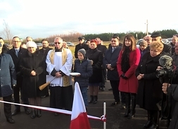 wicemarszałek Janina Ewa Orzełowska i członek zarządu Elżbieta Lanc oraz mieszkańcy podczas otwarcia drogi