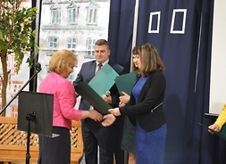 Wicemarszałek Janiny Ewy Orzełowskiej przekazuje Medal Pamiątkowy