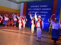 Członkowie zespołu Promni w tańcu