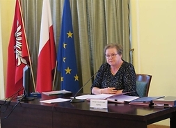 Przy stole prezydialnym siedzi wiceprzewodnicząca Sejmiku Województwa Mazowieckiego Bożenna Pacholczak