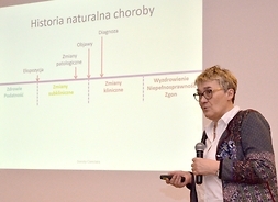 Dorota Cianciara - konsultant Wojewódzki w obszarze zdrowia publicznego w województwie mazowieckim na tle prezentacji o promocji