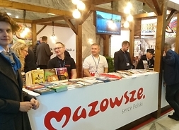 pracownicy Departamentu Kultury, Promocji i Turystyki na stoisku Mazowsza