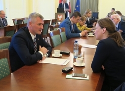 Przy stole członek zarządu Rafał Rajkowski