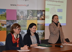 Od lewej siedzą: Sylwia Sztark, Monika Tchórznicka i Aleksandra Szwed - przedstawicielki Departamentu Rozwoju Regionalnego i Funduszy Europejskich