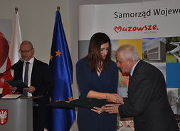 Dyplom uznania z rąk kierownik Justyny Niedzielak odbiera jeden z laureatów konkursu