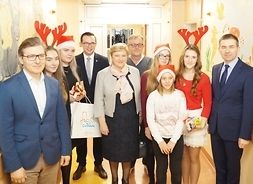 na zdjęciu Elzbieta Lanc, członek zarządu SWM z prezydentem miasta Ciechanowa i dziećmi w czapkach św. Mikołaja