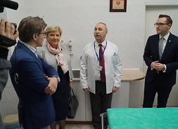 Na zdjęciu: Sprzęt medyczny przekazują członek zarządu Elżbieta Lanc, prezydent miasta Ciechanów – Krzysztof Kosiński (fot. SSW w Ciechanowie)