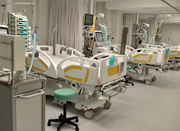 Łóżka szpitalne i nowoczesna aparatura medyczna   na Oddziale Anestezjologii i Intensywnej Terapii w Specjalistycznym Szpitalu Wojewódzkim w Ciechanowie