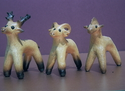 trzy figurki symbolizujące zwierzęta gospodarskie wykonane z pieczywa obrzędowego