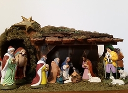 szopka bożonarodzeniowa z figurami świętej Rodziny oraz postaciami artystów z Mazowsza