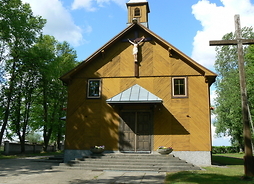 Stary drewniany kościół od frontu