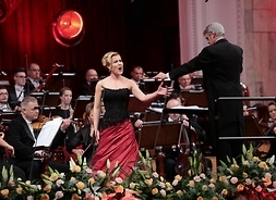 śpiewa Aleksandra Kubas-Kruk,sopran, obok dyrygent maestro Mario De Rose oraz Polska Orkiestra Radiowa