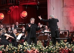 jedną z arii wykonuje argentyński śpiewak operowy i kompozytor José Cura