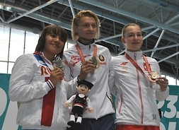 na podium z brązowym medalem w tureckim Samsunie stoi Julia Chmielewska oraz zdobywczynie złotego i srebrnego medalu